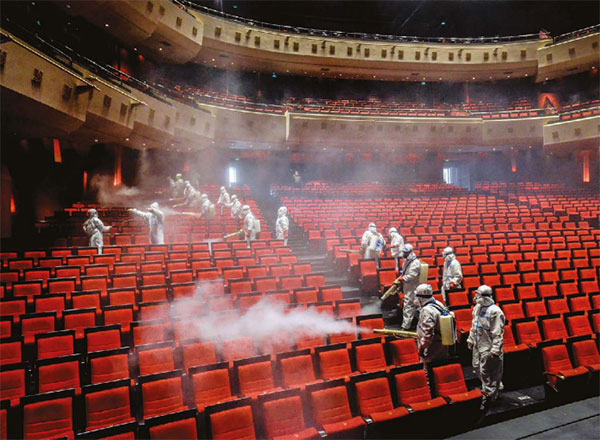 武漢の琴台大劇院を消毒するチーム